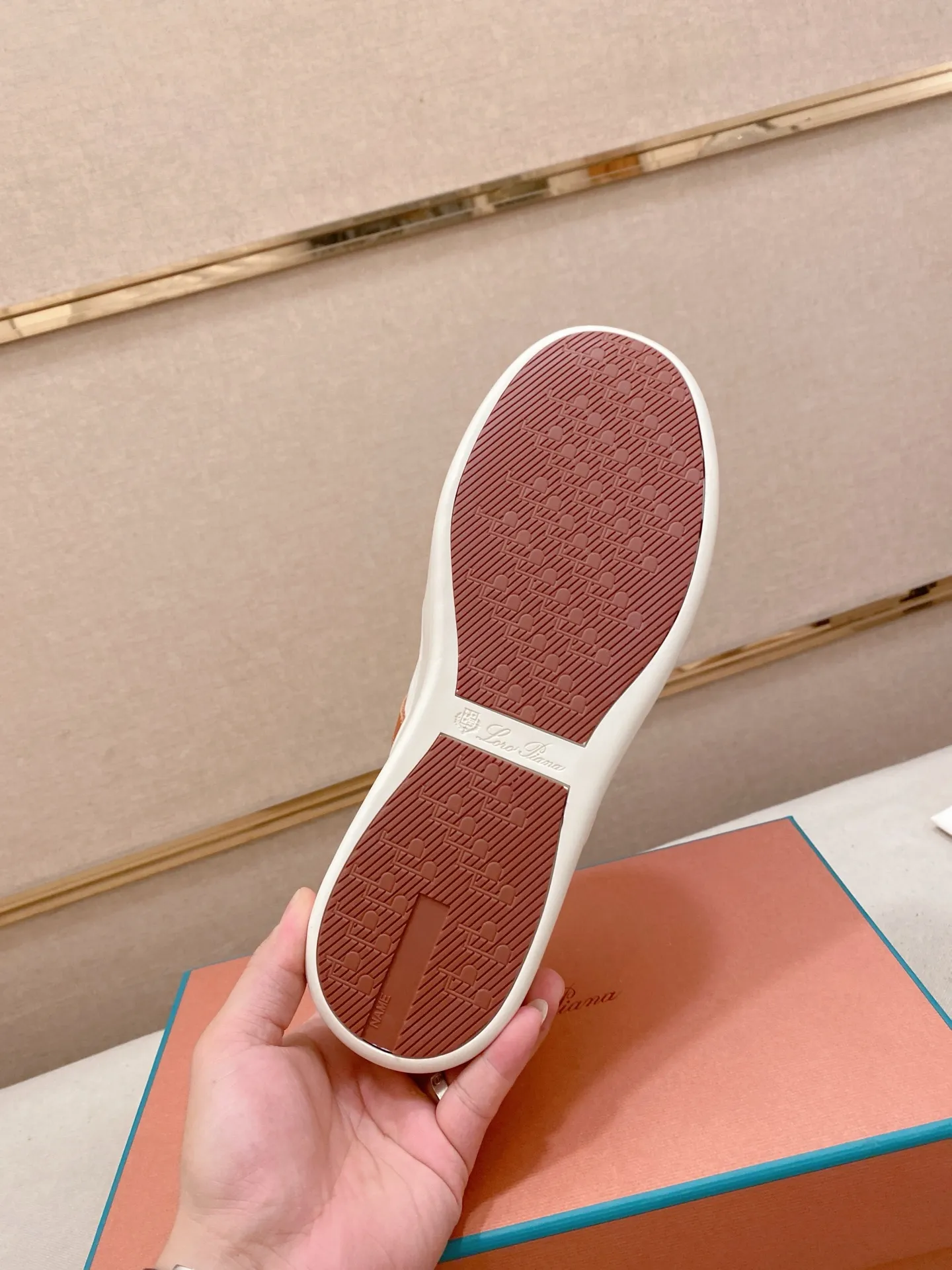 Men's shoes💰: 580💰🔥𝐥𝐨𝐫𝐨 𝐏𝐢𝐚𝐧𝐚 lp classic loafers, an Italian treasure brand, the only brand that can match Hermès! Only after wearing it do we realize that we can’t live up to our feet. The upper is made of imported first-layer cowhide with breathable fly-knit fabric, water-dyed cowhide foot pads, and the official original glass rubber outsole and pendant. Exclusive original packaging (tag ➕ brand paper ➕ outer box ➕ hand bag) code number: 38-44. Can be customized 45-46